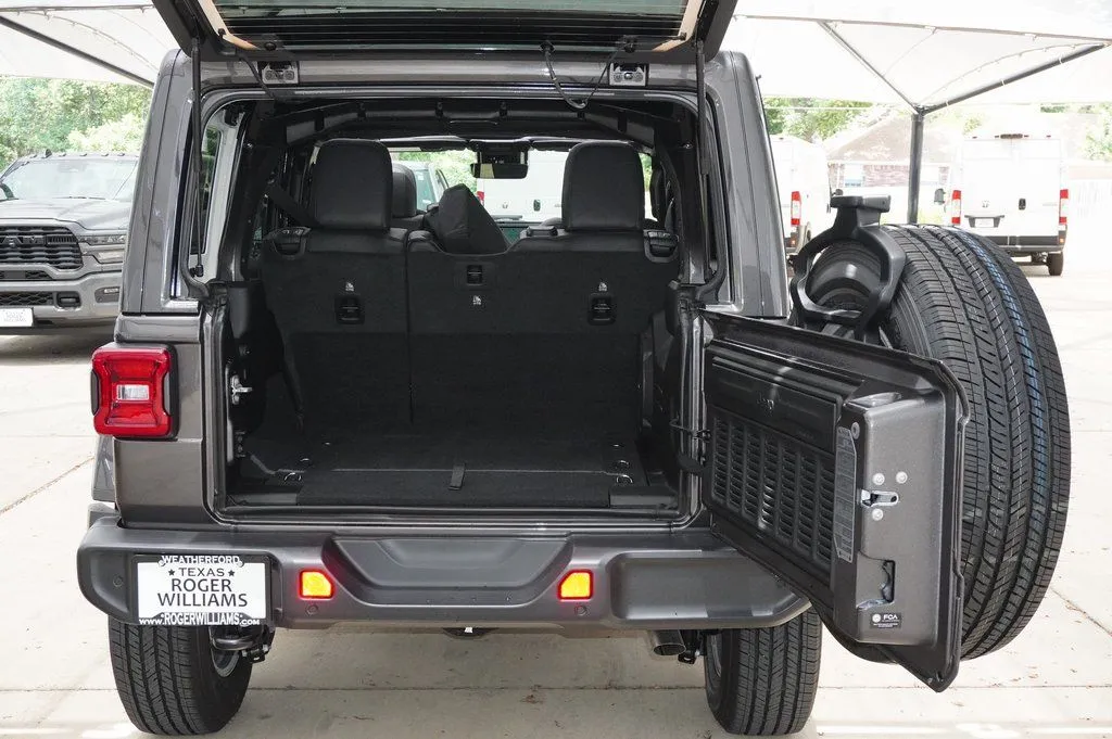 2025 Jeep Wrangler 4-Door Sahara - Photo 13