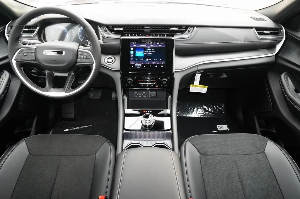 2025 Jeep Grand Cherokee Altitude X photo 3