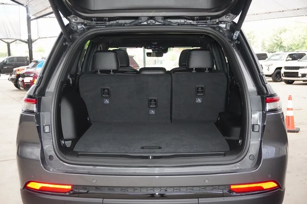2025 Jeep Grand Cherokee Altitude X photo 4