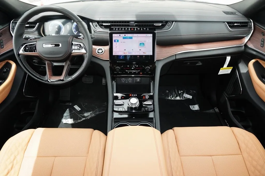2025 Jeep Grand Cherokee Summit photo 3