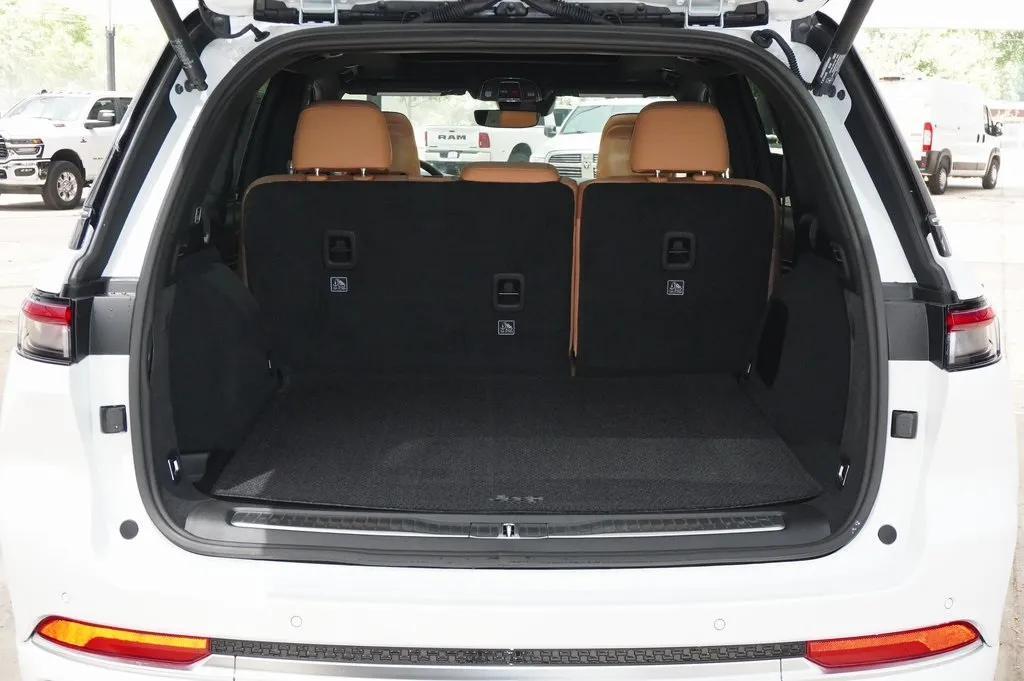 2025 Jeep Grand Cherokee Summit photo 4