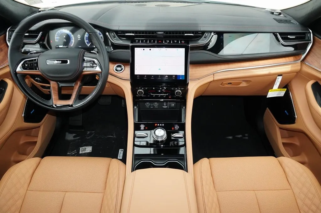 2025 Jeep Grand Cherokee Summit photo 3