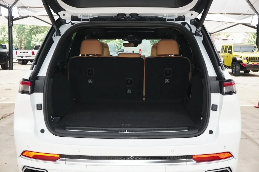 2025 Jeep Grand Cherokee Summit photo 4