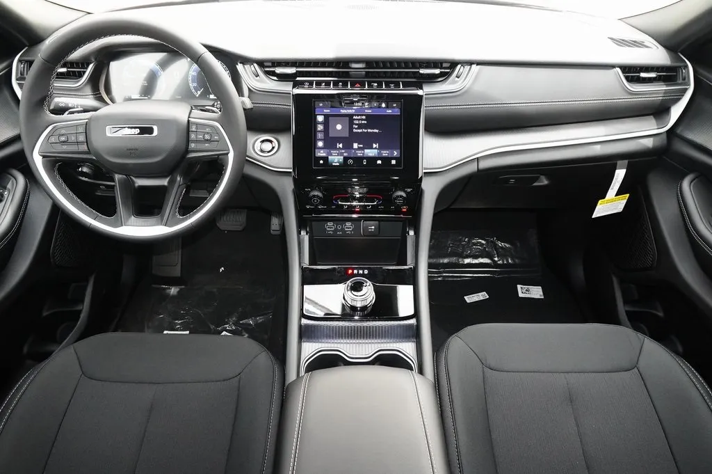 2025 Jeep Grand Cherokee Laredo X photo 3