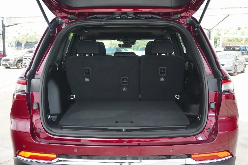 2025 Jeep Grand Cherokee Laredo X photo 4