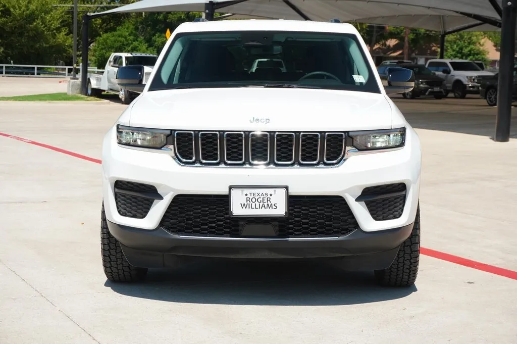 2023 Jeep Grand Cherokee Laredo photo 3