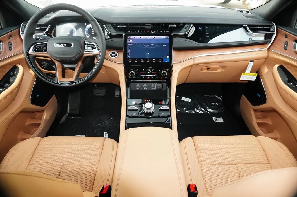 2025 Jeep Grand Cherokee Summit photo 4