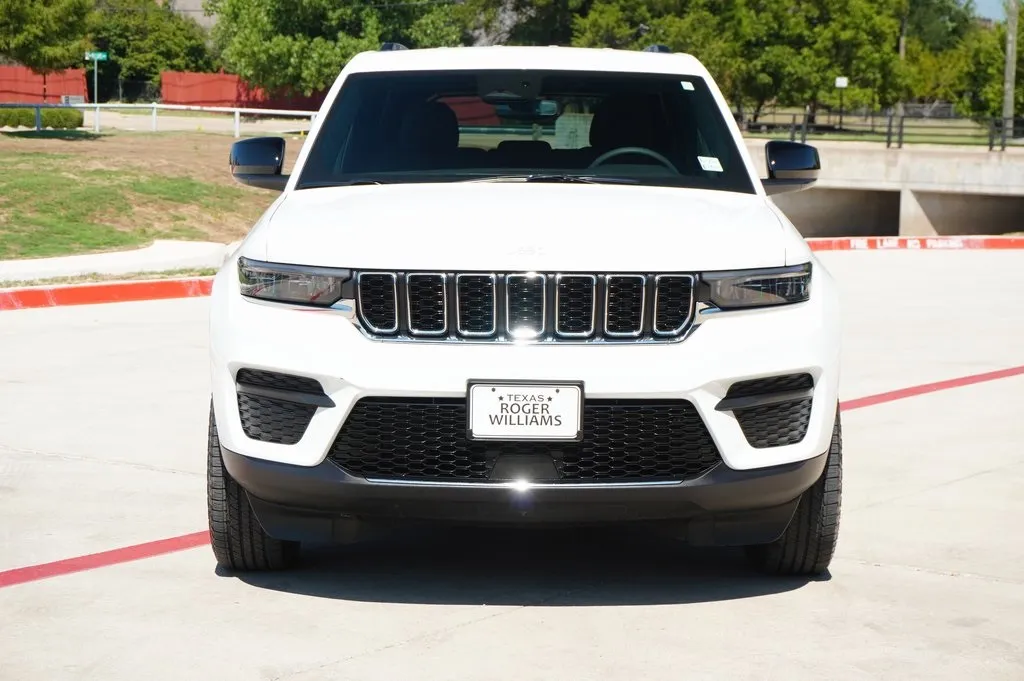 2024 Jeep Grand Cherokee Laredo photo 3