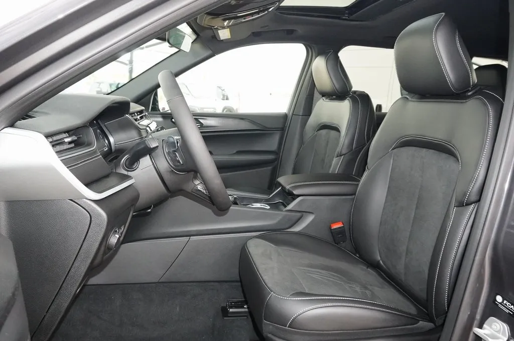 2025 Jeep Grand Cherokee Altitude X photo 3