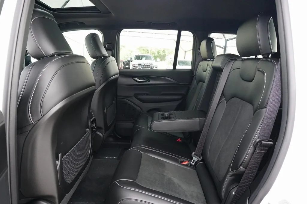 2025 Jeep Grand Cherokee Altitude X photo 3