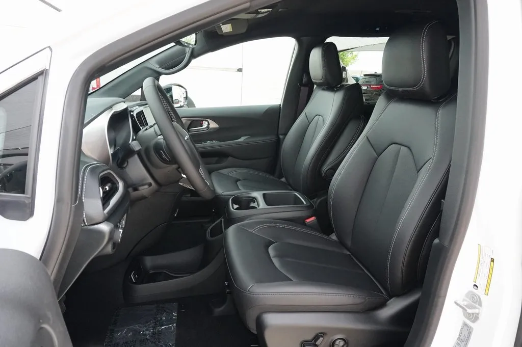 2026 Chrysler Pacifica photo 4