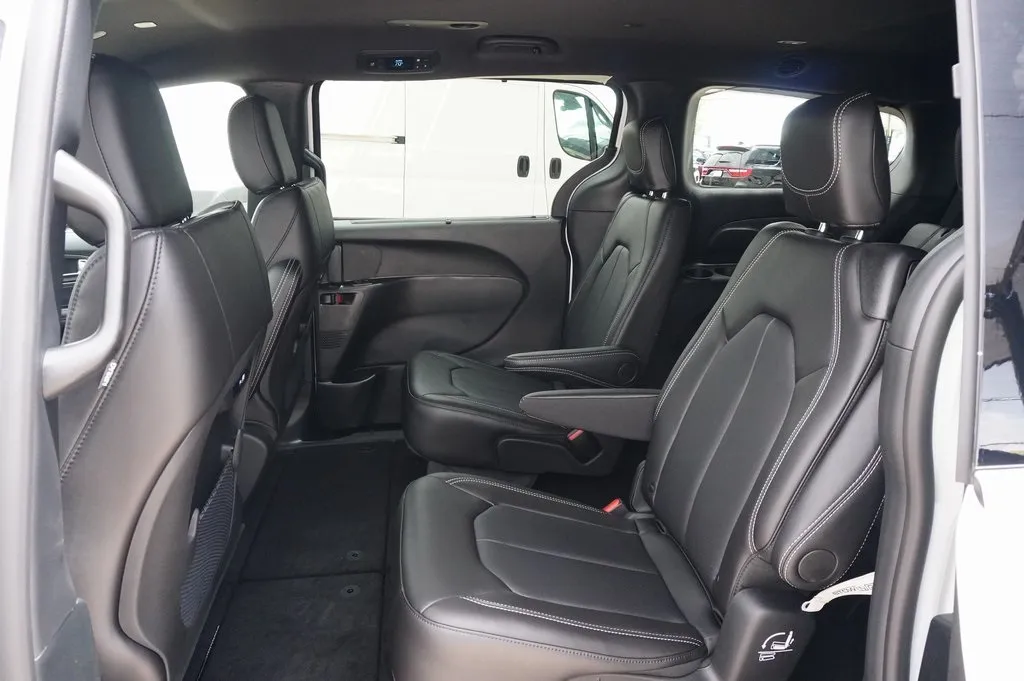 2026 Chrysler Pacifica photo 9