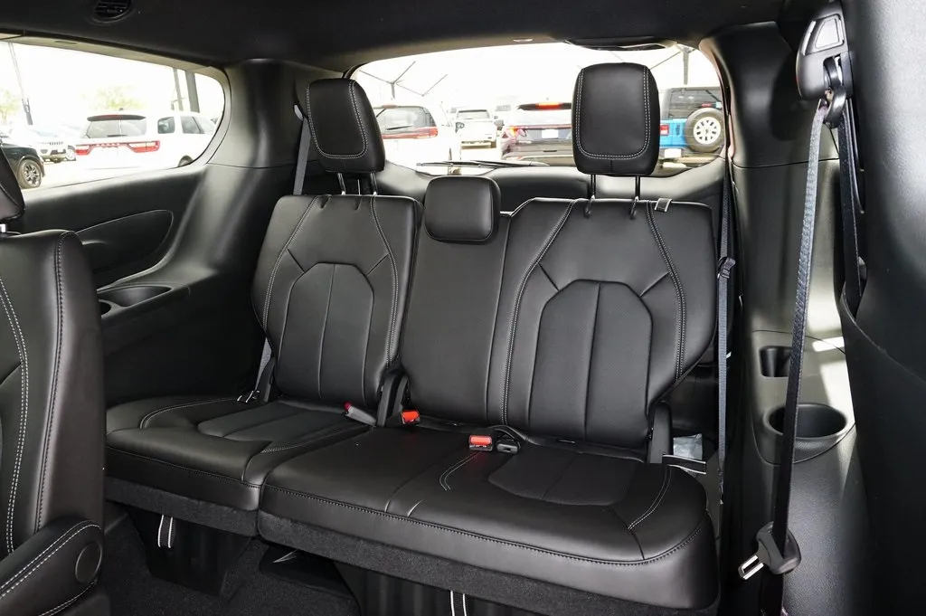 2026 Chrysler Pacifica photo 13