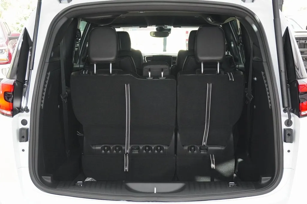 2026 Chrysler Pacifica photo 5