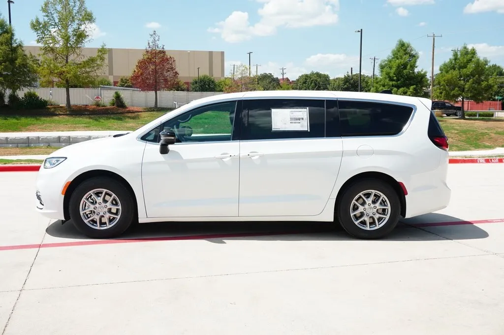 2026 Chrysler Pacifica photo 6