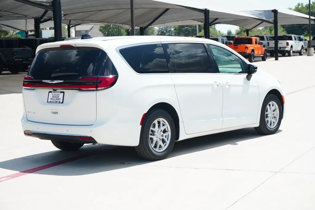 2026 Chrysler Pacifica photo 2