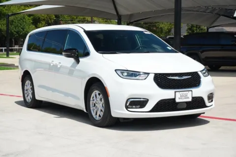 More photos of 2026 Chrysler Pacifica Select at Roger Williams Chrysler Dodge Jeep Ram, TX