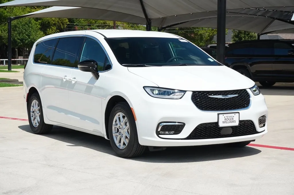 2026 Chrysler Pacifica photo 7