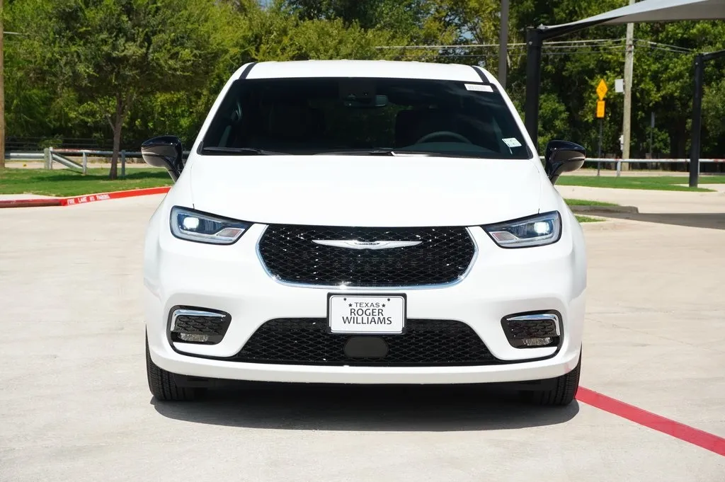 2026 Chrysler Pacifica photo 11