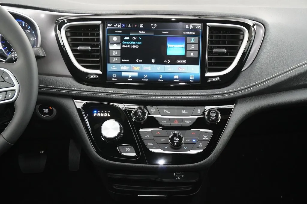 2026 Chrysler Pacifica photo 3