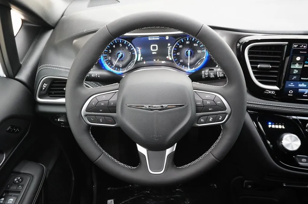 2026 Chrysler Pacifica photo 8