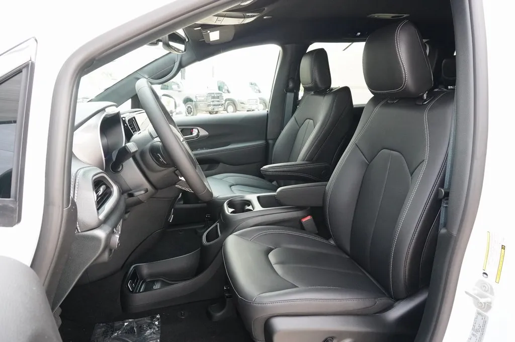 2026 Chrysler Pacifica photo 3