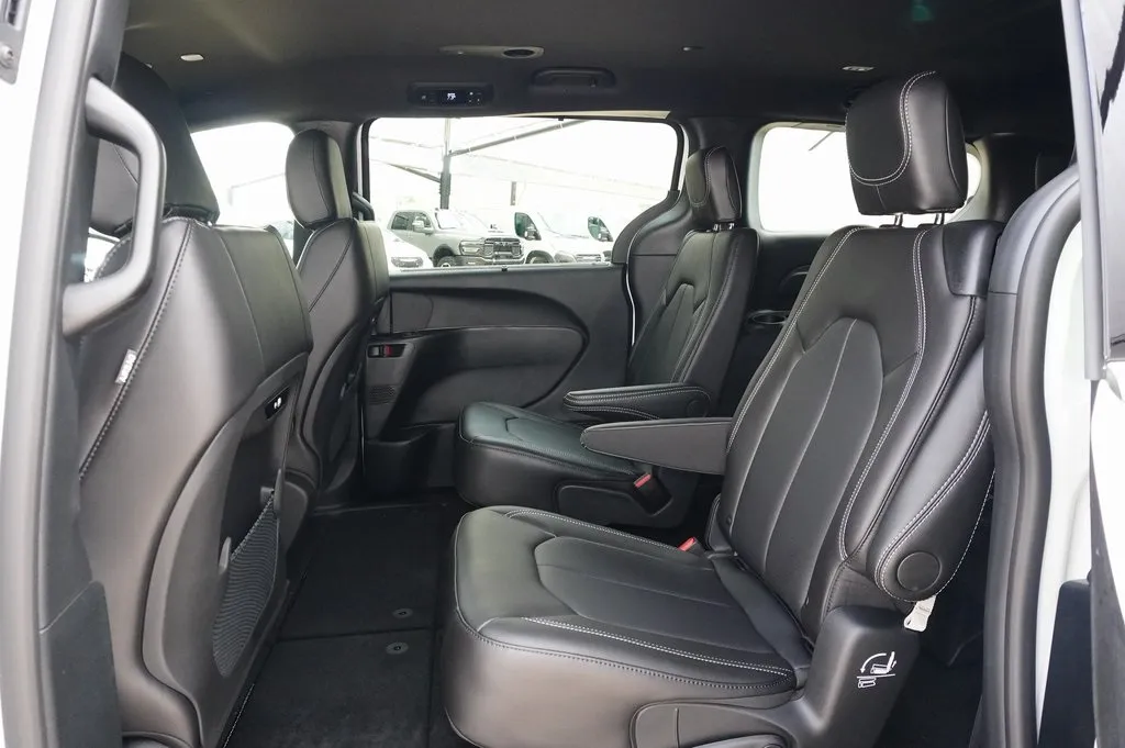 2026 Chrysler Pacifica photo 8