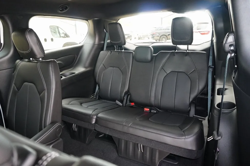 2026 Chrysler Pacifica photo 12