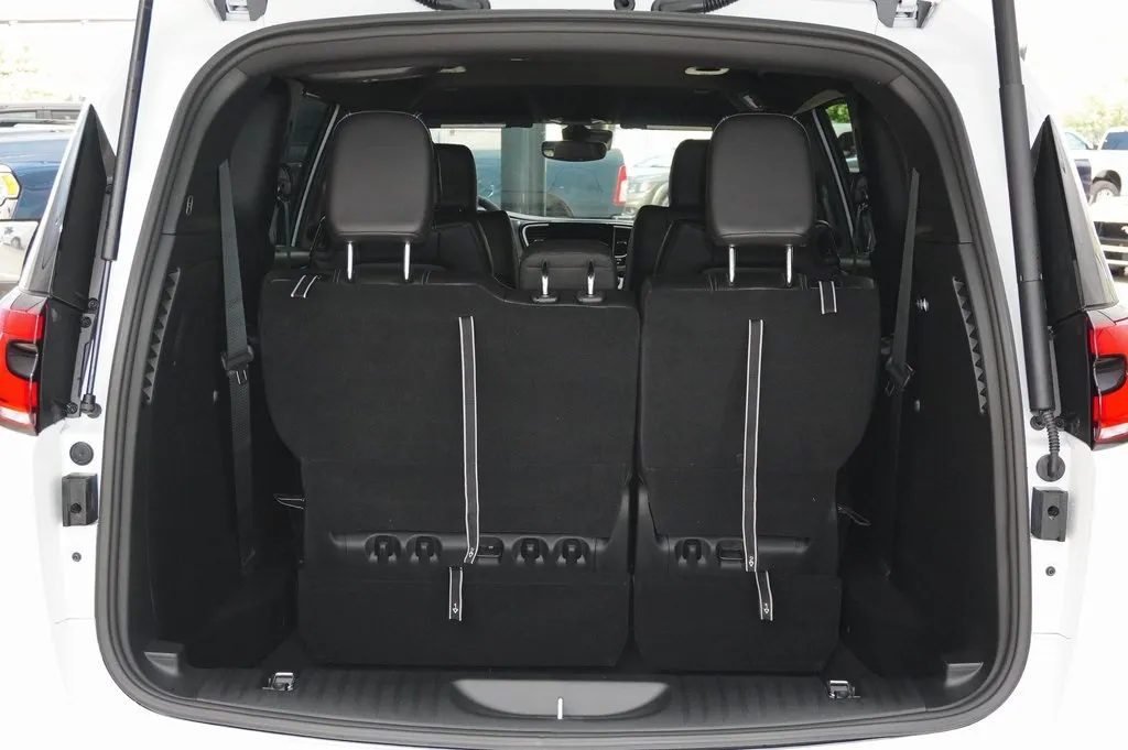 2026 Chrysler Pacifica photo 4