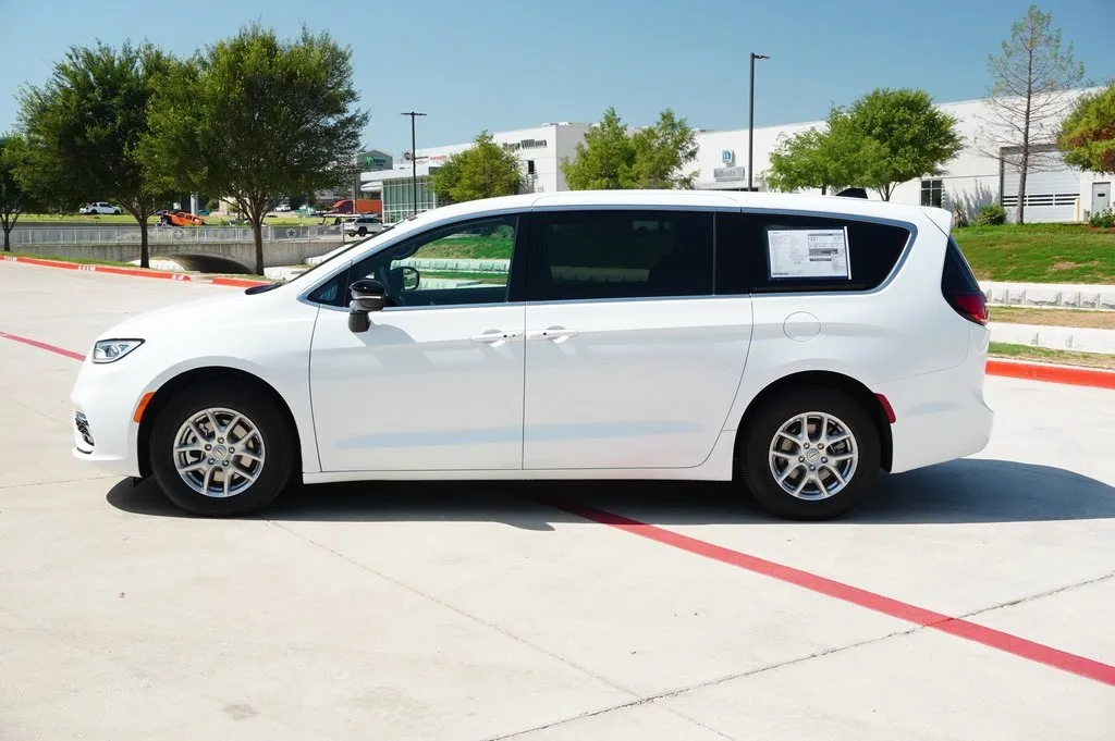 2026 Chrysler Pacifica photo 5