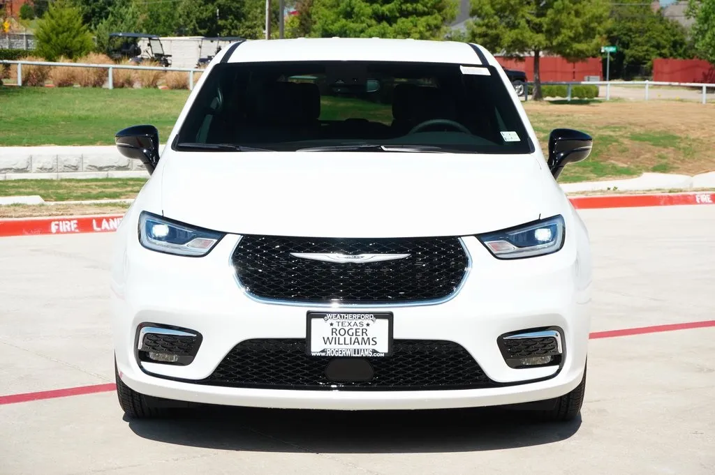 2026 Chrysler Pacifica photo 10