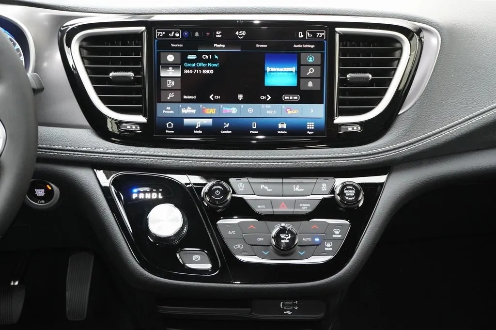2026 Chrysler Pacifica photo 2