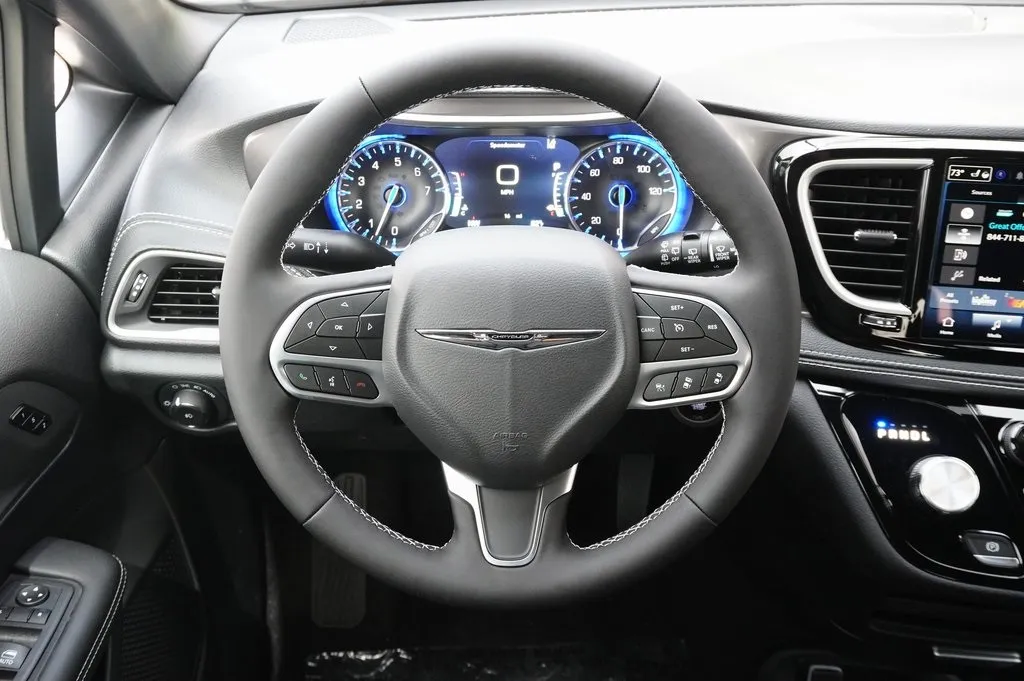 2026 Chrysler Pacifica photo 7