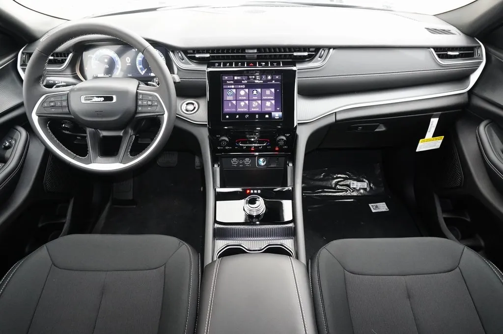 2025 Jeep Grand Cherokee Laredo X photo 3