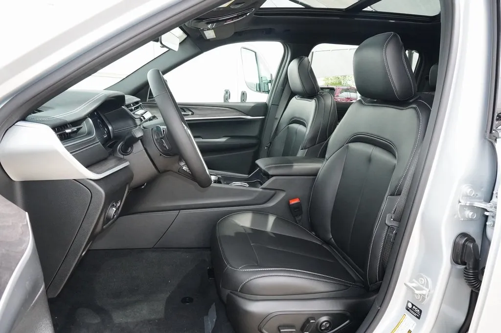 2025 Jeep Grand Cherokee Limited photo 4