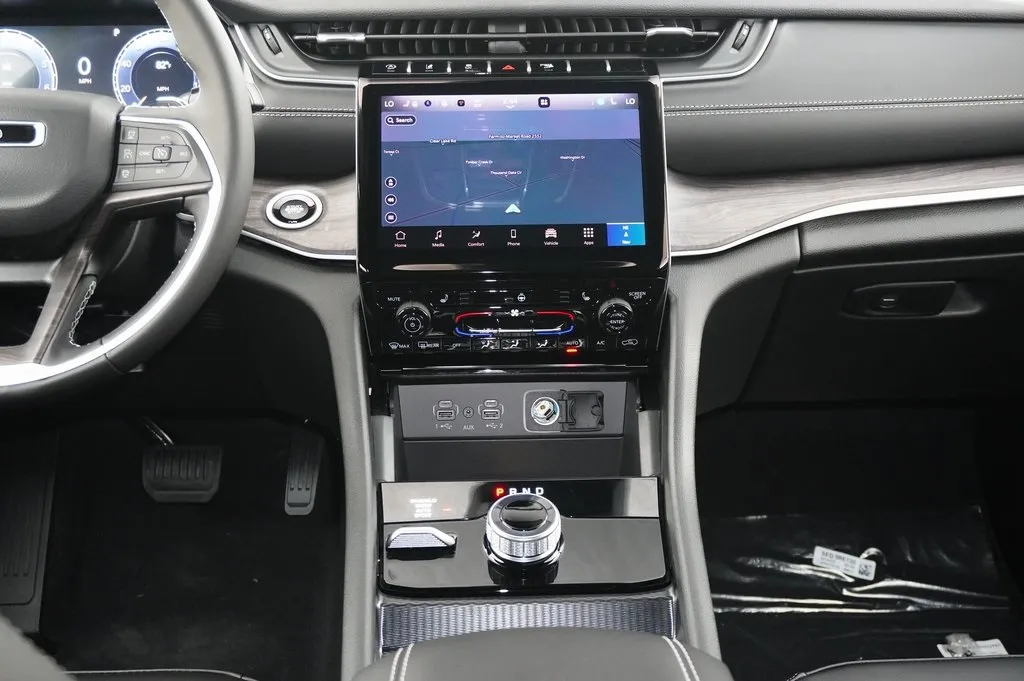 2025 Jeep Grand Cherokee Limited photo 3