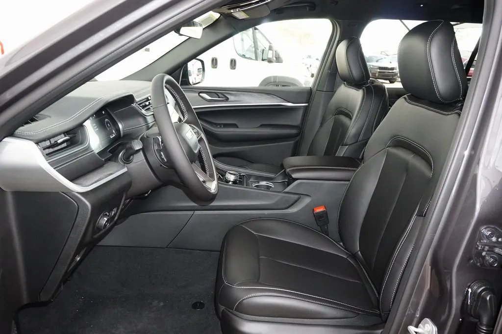 2025 Jeep Grand Cherokee Limited photo 4