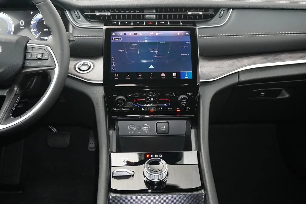 2025 Jeep Grand Cherokee Limited photo 3