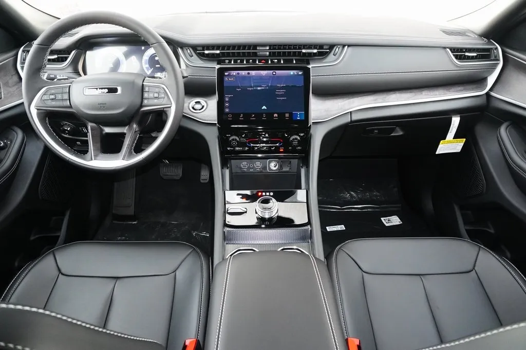2025 Jeep Grand Cherokee Limited photo 4