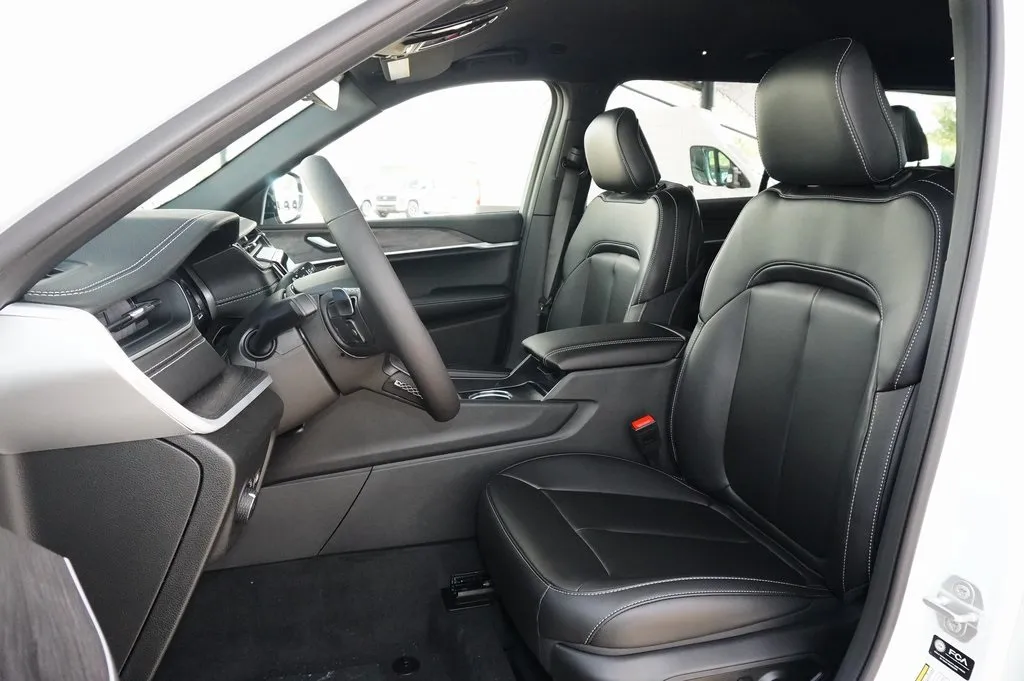 2025 Jeep Grand Cherokee Limited photo 4