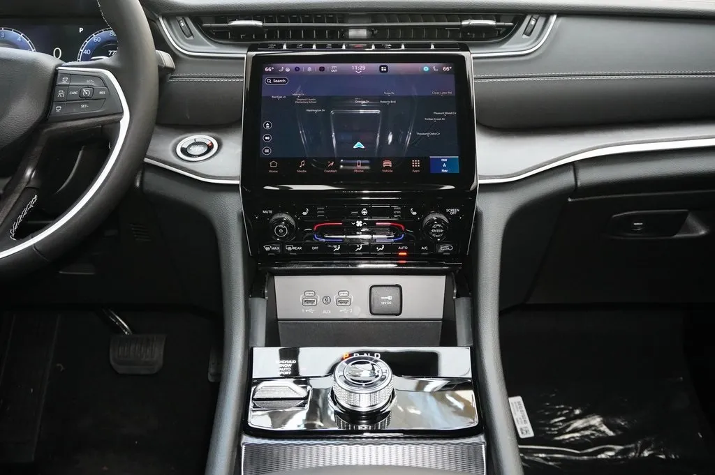 2025 Jeep Grand Cherokee Limited photo 3