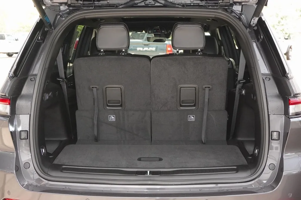 2025 Jeep Grand Cherokee Limited photo 2