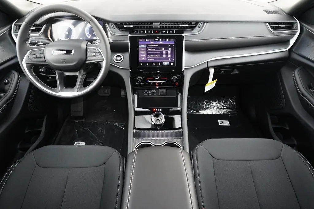 2025 Jeep Grand Cherokee Laredo X photo 3