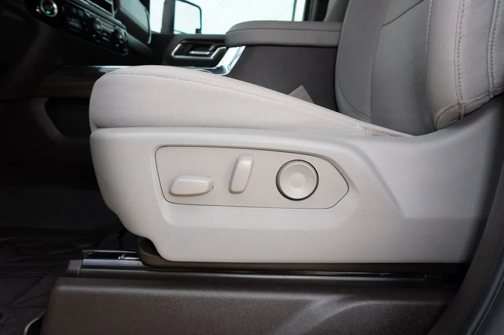 2025 Chevrolet Silverado 3500HD LT photo 8