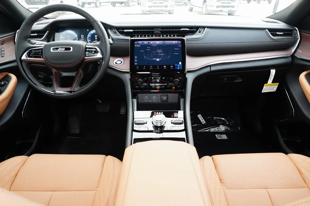 2025 Jeep Grand Cherokee L Summit photo 4