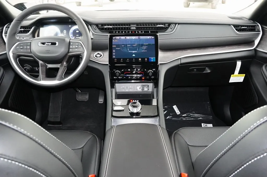 2025 Jeep Grand Cherokee Limited photo 3