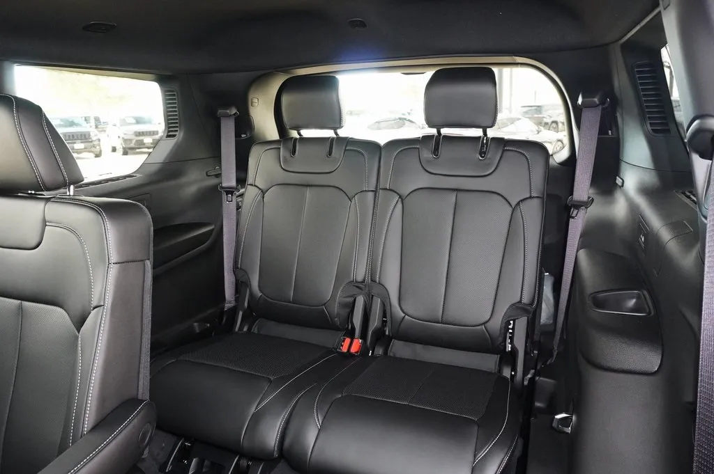2025 Jeep Grand Cherokee Limited photo 4