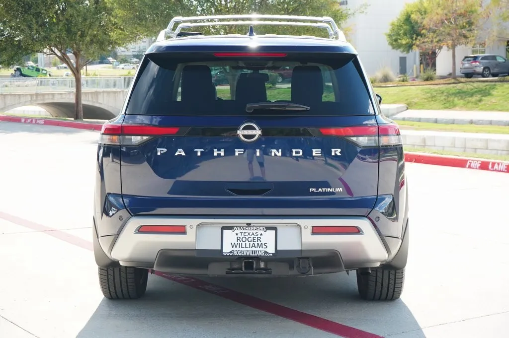 2022 Nissan Pathfinder Platinum photo 2