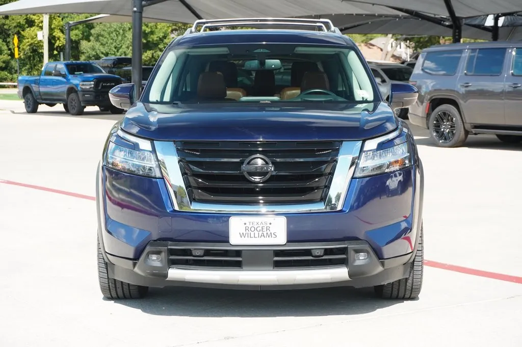 2022 Nissan Pathfinder Platinum photo 3