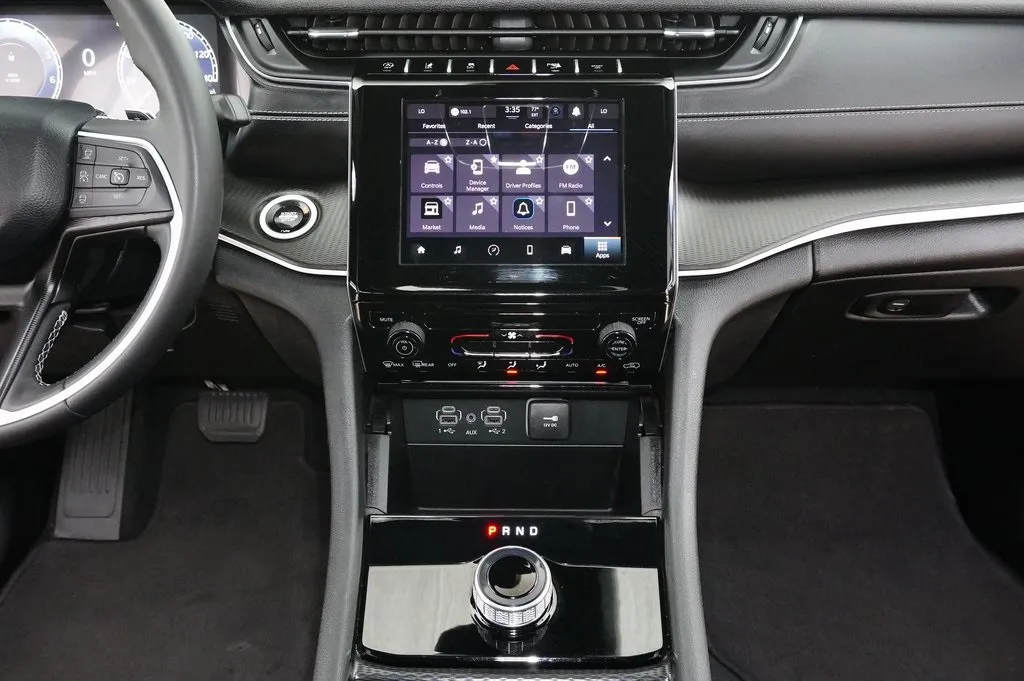 2024 Jeep Grand Cherokee Laredo photo 4